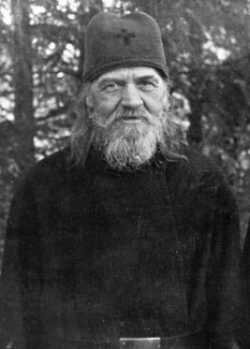 Держись  проще и веселее. Христианин вовсе не должен представлять собой какую-то  мрачную фигуру, изможденную аскетическими подвигами и служащую укором  для других людей. Если даже это у тебя и совсем искренно – все равно  долго так не прожить, и реакция может быть как раз в обратную сторону.  Не думай вовсе о внешнем – оно должно быть естественным результатом  внутренней жизни и проявляться само собой.
Священник Александр Ельчанинов
* * *
 Стремись, чадо, к смирению и не верь себе пока не ляжешь в гроб. Не в  нашей власти состоит устоять в добродетели — это дело благодати, а  благодать хранит именно только за смирение. Лествичник говорит: «Где  случилось падение – там предварила гордость».