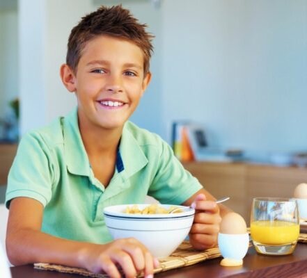Завтрак школьника: почему это важно и что следует готовить для утренней трапезы?