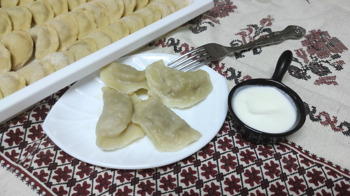 Эти вареники с моего детства. Научила готовить моя мама, а маму моя бабушка.