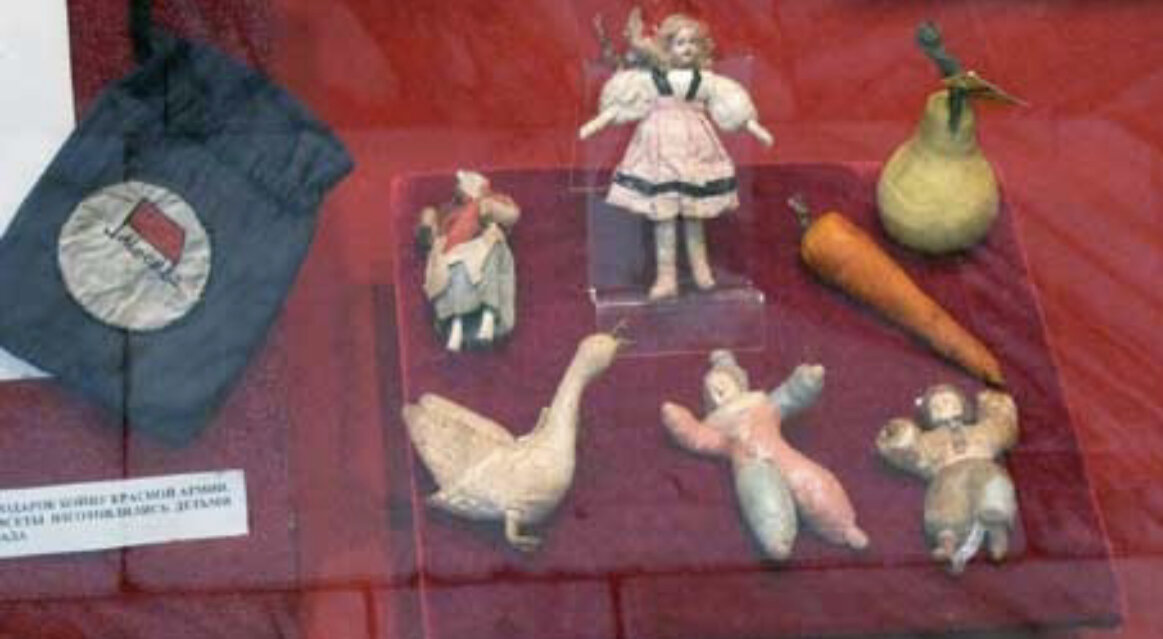 Украшения новогодней елки в блокадном Ленинграде