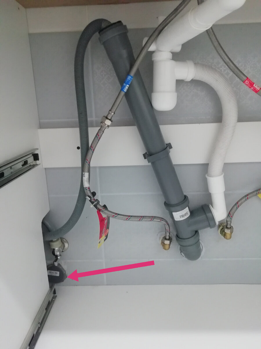 По красной стрелке заглушка. Слив был подключён сюда. Почти на уровне пола.