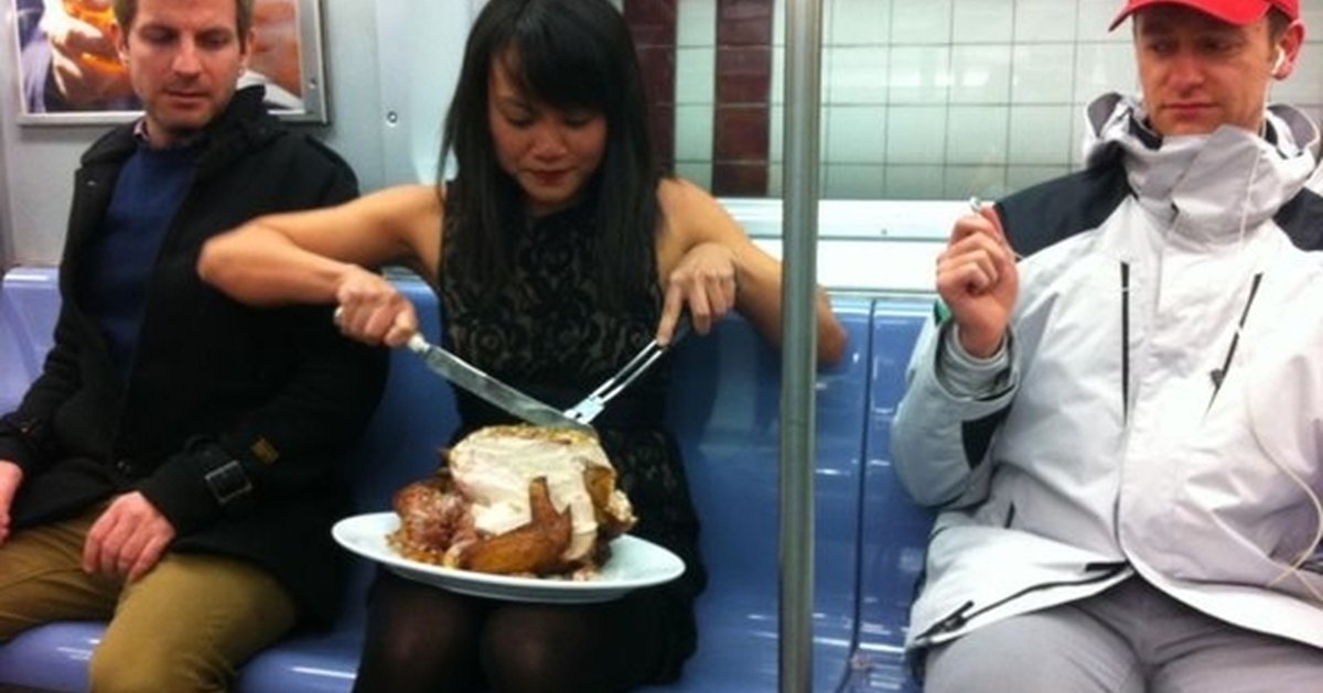 Курицу гриль иногда можно. Но точно не в метро и целиком!