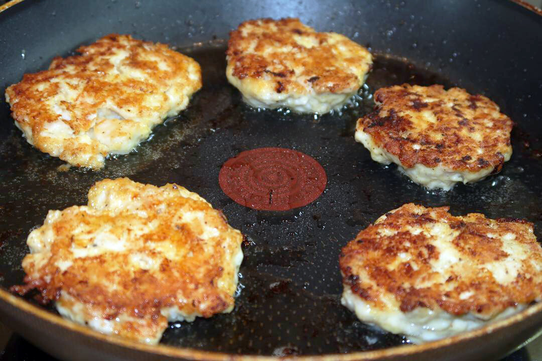 Растрепки из куриного филе на сковороде. Растрепки из куриного филе. Куриные растрепки на сковороде. Куриные растрепки на сковороде. Куриные растрепки на сковороде.