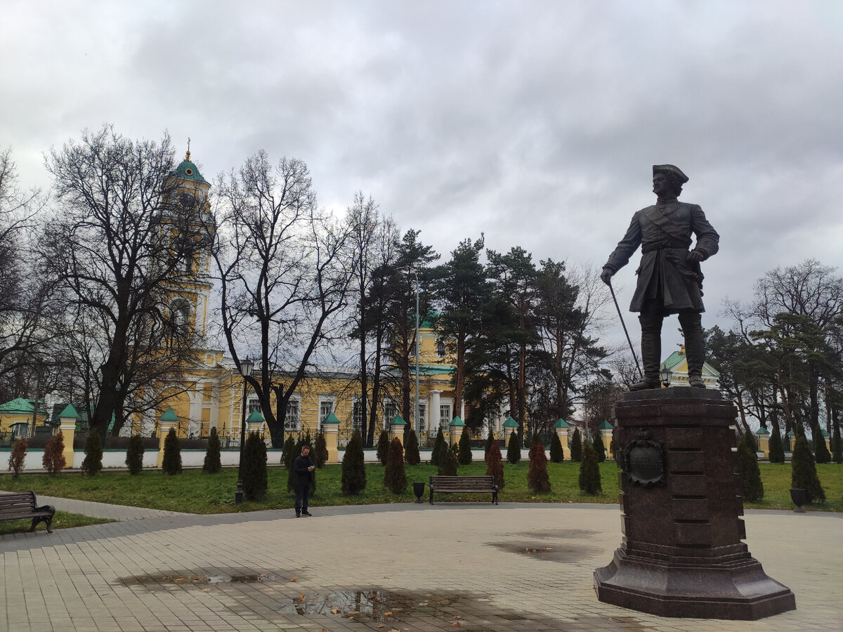 Пётр I на фоне Никольского собора. Памятник установлен в 2017 году, при праздновании 300-летия города. 