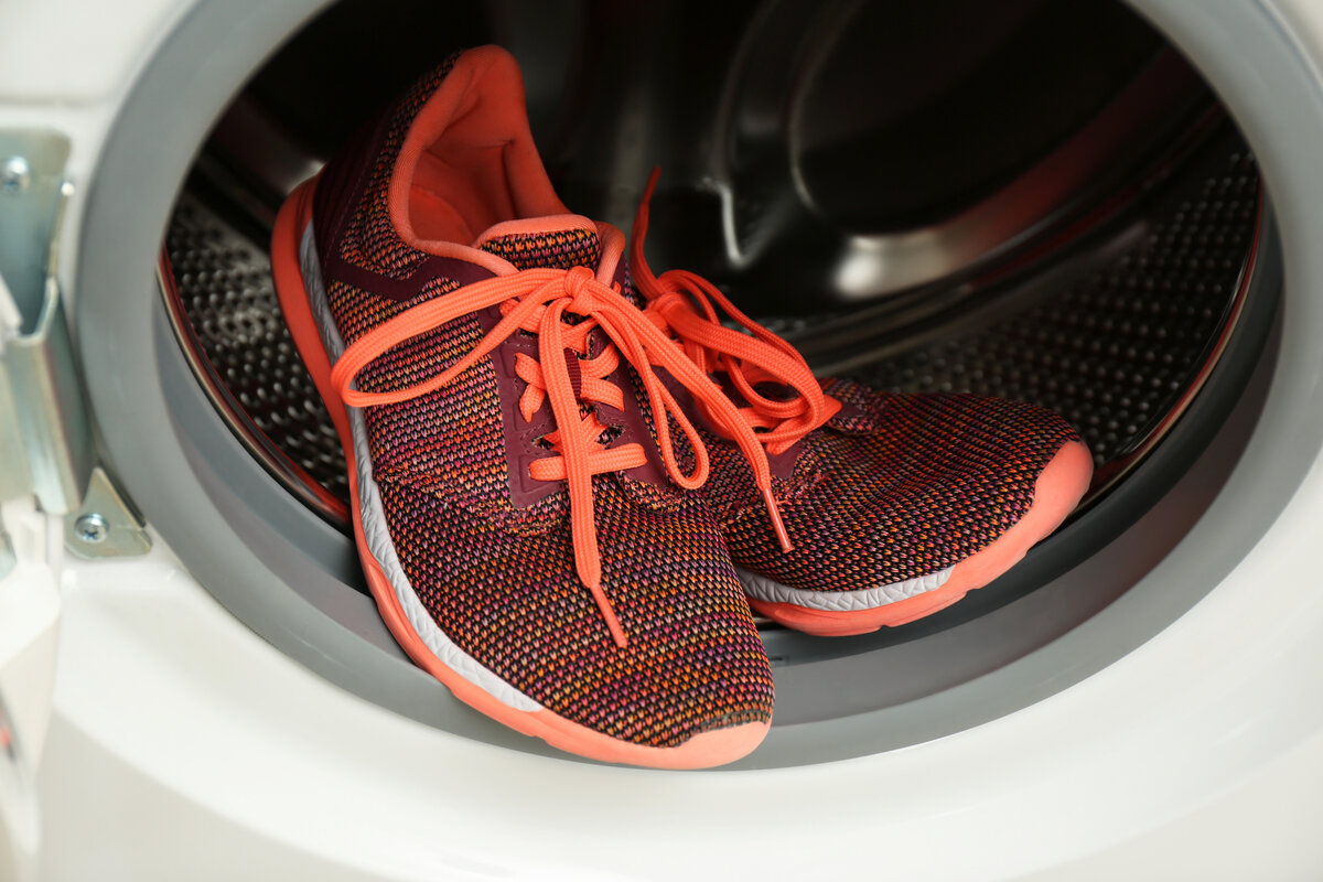  Многие из нас задавались вопросом, можно ли стирать кроссовки в стиральной машине-автомат, и если да, то как это сделать, чтобы не испортить обувь. Оказывается, можно, но далеко не все.
