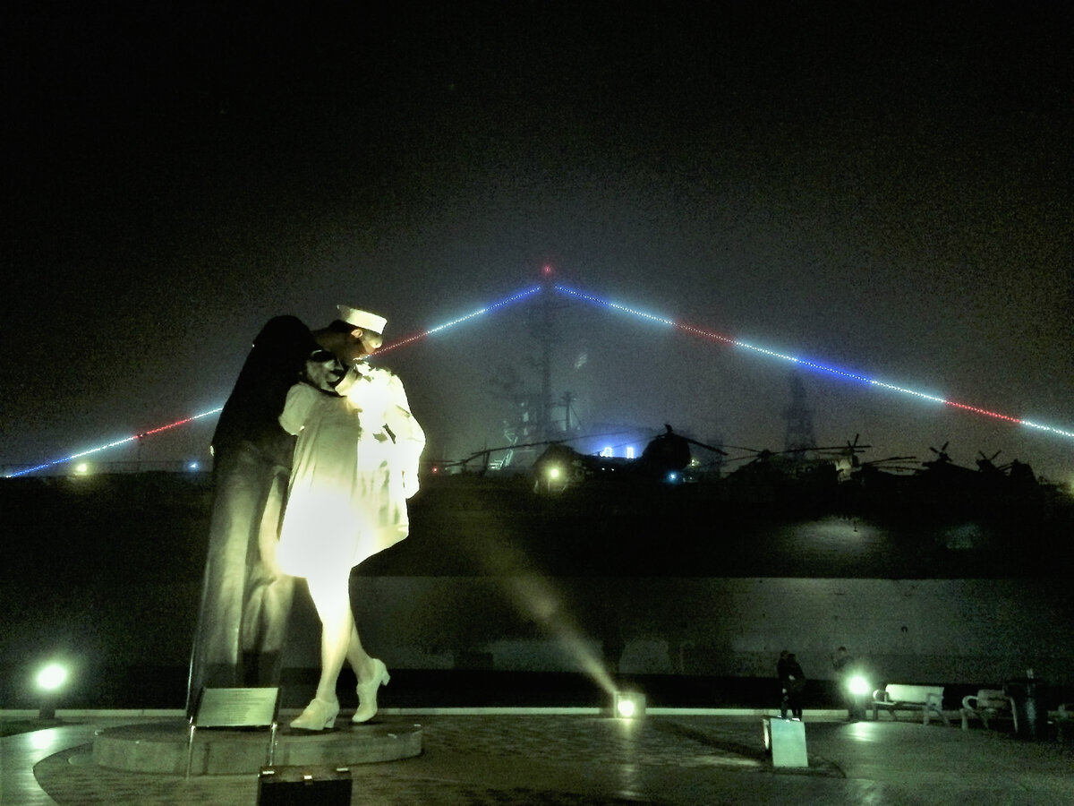 Фото автора. Ночной Сан-Диего. Скульптура поцелуя моряка и медсестры на фоне авианосца Мидвэй
