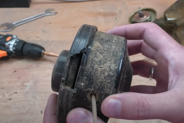 Пластиковая катушка раскололась