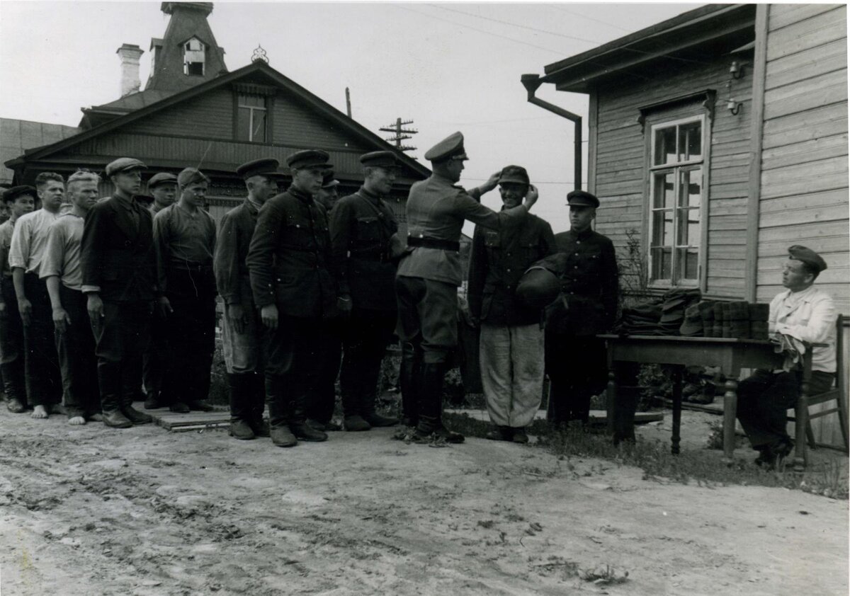 Колоборант. Полицаи в Белоруссии в деревнях 1941. Полицаи 1942. Полицай в Великую отечественную войну.