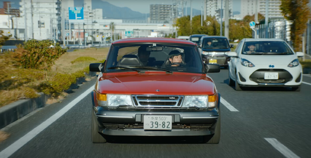 Японец Юсукэ Кафуку любит свою машину. Он ездит на ней пятнадцать лет и ухаживает за ней. Машина у него для Японии странная — леворульный шведский Saab 900. Работает Юсукэ в театре.-2