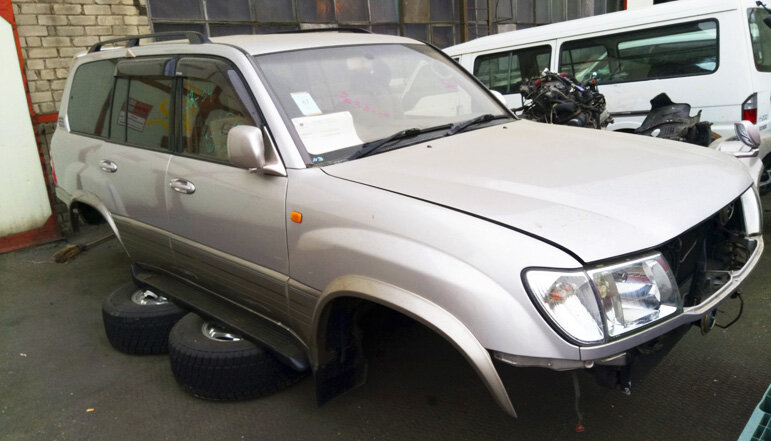 Иностранные машины являются желанной покупкой для многих автолюбителей, но не каждому они по карману. Высокие таможенные пошлины на ввоз иномарок отодвигают мечту на долгие годы. Однако существуют законные способы сэкономить на покупке автомобиля, произведенного за рубежом — приобрести его по частям.