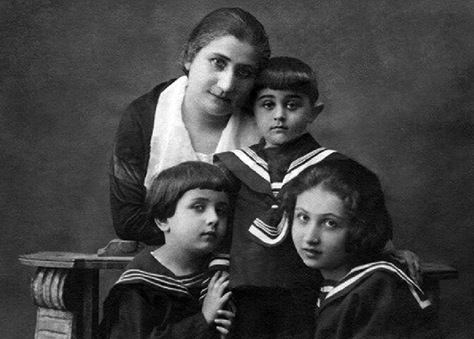 Маленький Исаак с мамой Рахиль Соломоновной и сёстрами Софьей и Марией