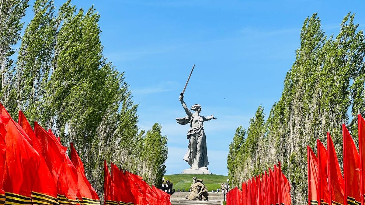 Скульптура "Родина-мать зовёт!"