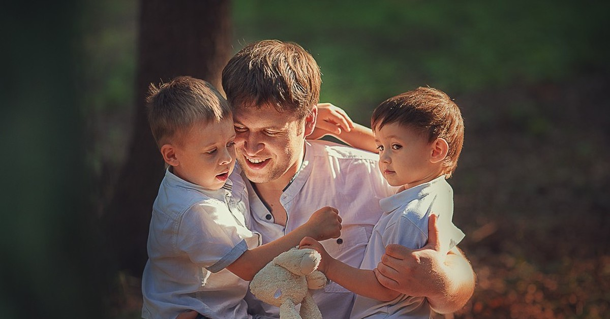 Добро старший брат. Двое сыновей. Папа и сын. Фотосессия с сыном. Отец и два сына.