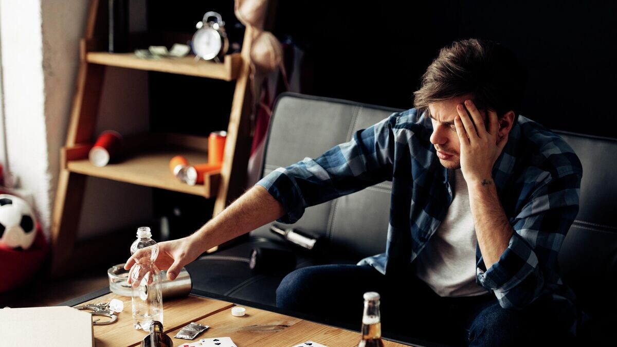    Мужчина с похмелья© Depositphotos / AndrewLozovyi