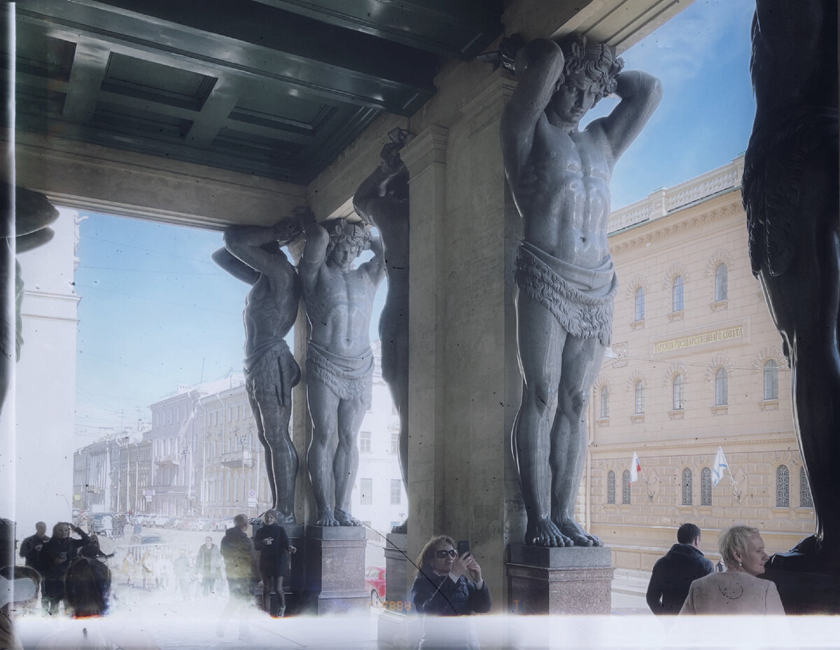 здание с атлантами в санкт петербурге