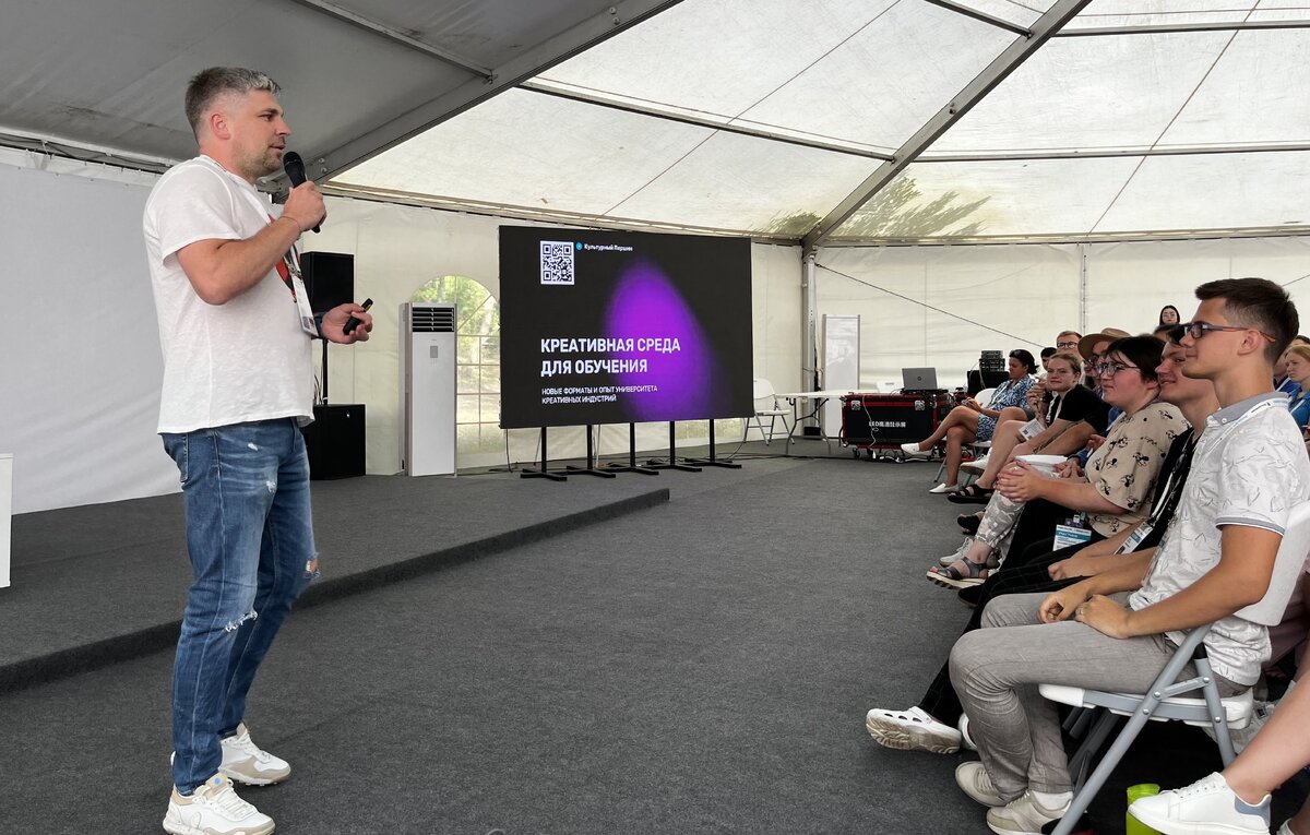    Генеральный директор АНО "Центр развития культурных инициатив", руководитель арт-кластера "Таврида" Сергей Першин (слева)  Елена Березина/ТАСС