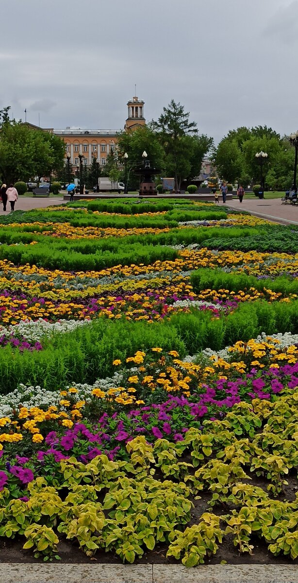 Каждый год клумбу украшают по - новому 