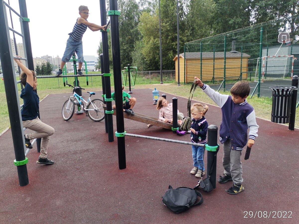 Вот так гуляют племянники с друзьями. Во дворе всегда найдется гуляющая группка детей, особенно во время каникул