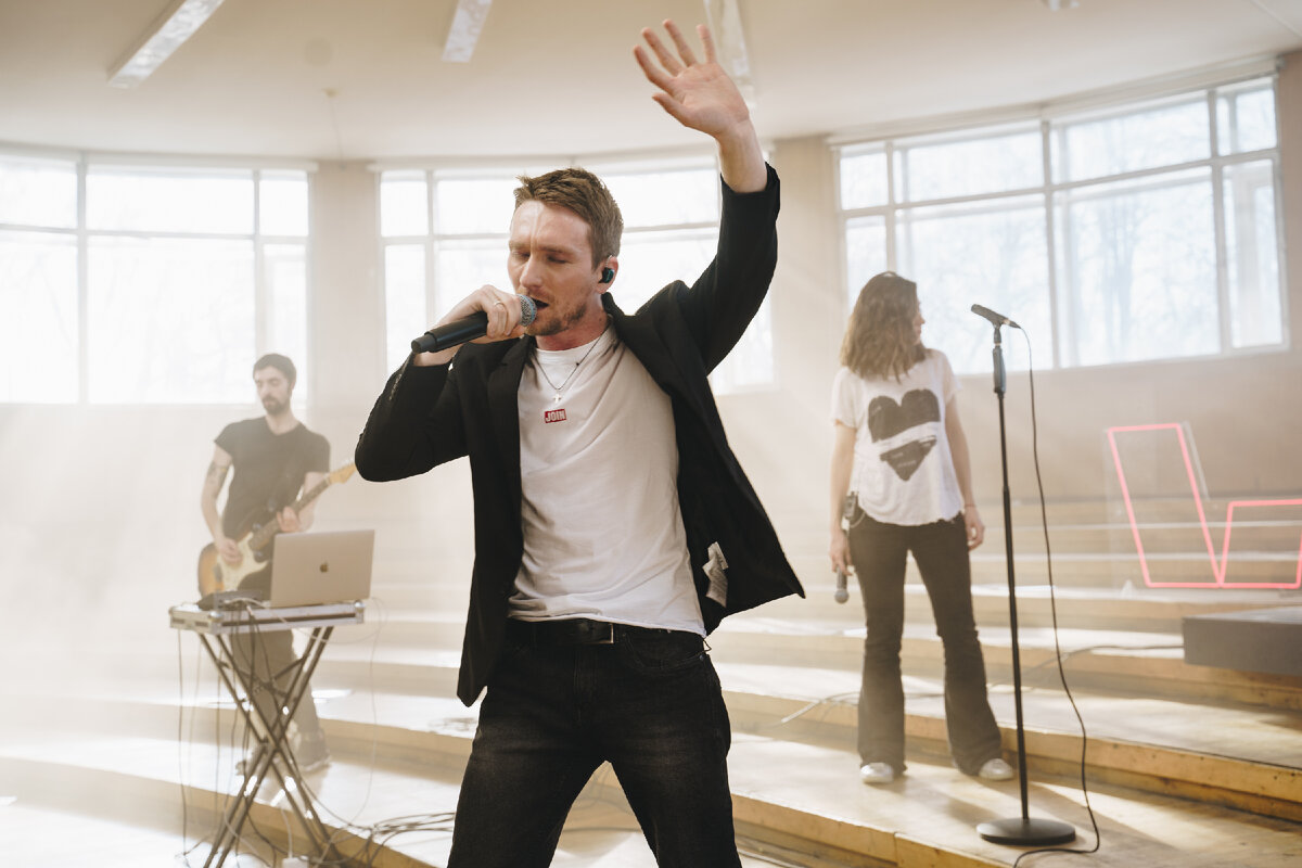 помню, Аманда Палмер выкладывала такую фоточку с припиской в стиле: на этом фото вы видите человека, который просто делает своё дело