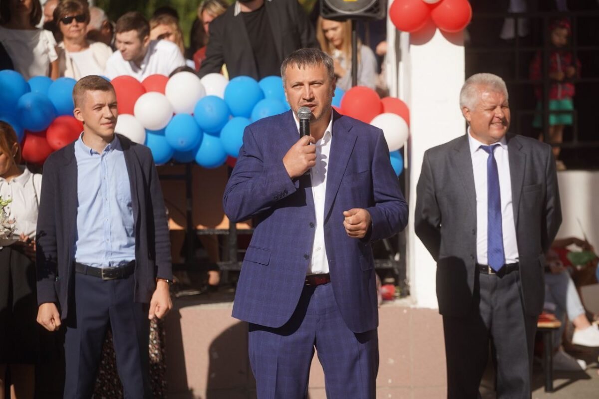    На торжественной линейке в школе присутствовал глава города Иван Носков Pravda-nn.ru