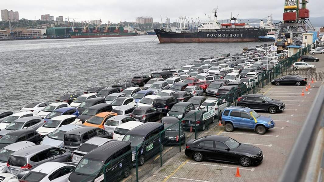 Подержанные автомобили из Азии в порту Владивостока                                                        Фото: ТАСС/Юрий Смитюк