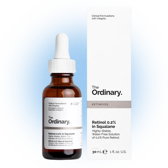 
купить1890 руб.Сквалановая сыворотка с ретинолом 0,2%, The Ordinary«Сыворотка содержит невысокую концентрацию ретинола 0,2%. Такая дозировка хорошо подойдет коже с первыми признаками старения и чувствительной коже, склонной к угревой болезни. Также эту сыворотку можно рассмотреть в качестве начального этапа в терапии ретиноидами — как подготовку к применению более высоких концентраций. Это предотвратит возникновение ретиноидного дерматита. Хотя у обладателей чувствительной кожи раздражение может быть вызвано даже этой щадящей концентрацией. Чтобы снизить этот риск, производители ввели в состав сквалан, брата-близнеца сквалена, который является основным компонентом водно-липидной мантии кожи человека. Этот ласковый компонент смягчает, увлажняет кожу и делает ее более устойчивой к раздражителям. Смело можно пробовать, если хочется начать экспериментировать с ретиноидами».
