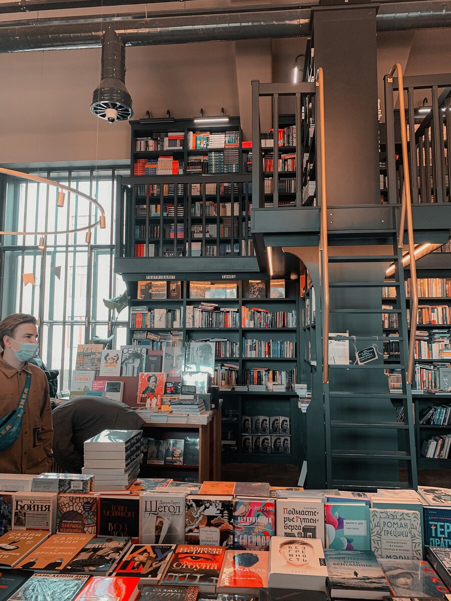 Это, кстати, книжный магазин "Подписные издания" в Питере. Поятрсающее место, чем-то напоминающее нам идеи, которые были в нашем коллективном разуме.