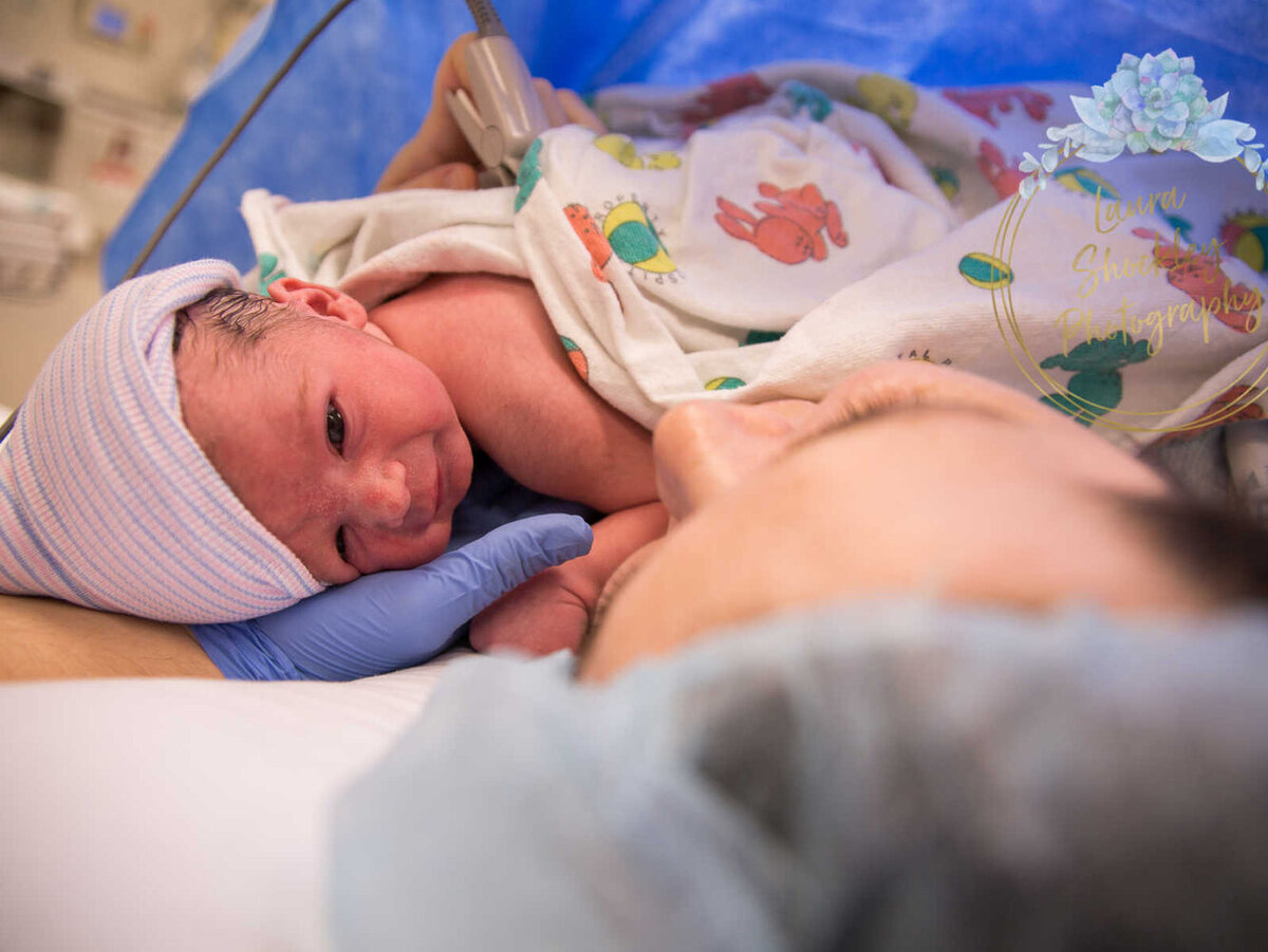 Ребенок первые дни после родов. Новорожденный после родов. Младенец сразу после родов.