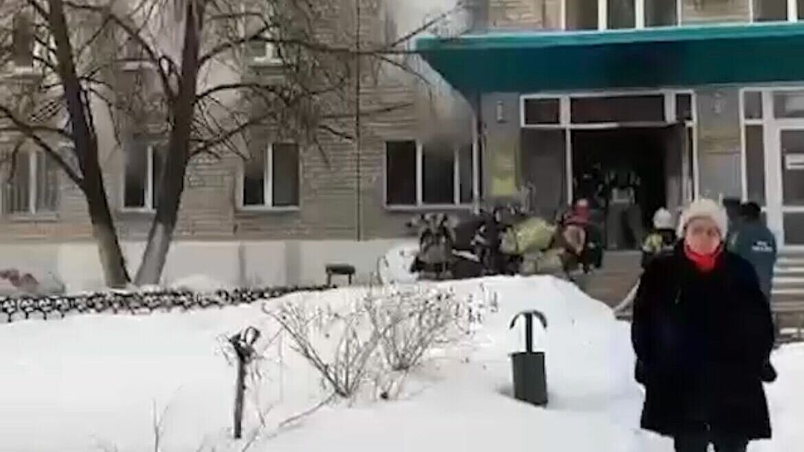     В Набережных Челнах загорелся кабинет на первом этаже отдела материальной помощи. Видеозапись спасения людей из задымленного здания появилось в Telegram-канале Mash Iptash.