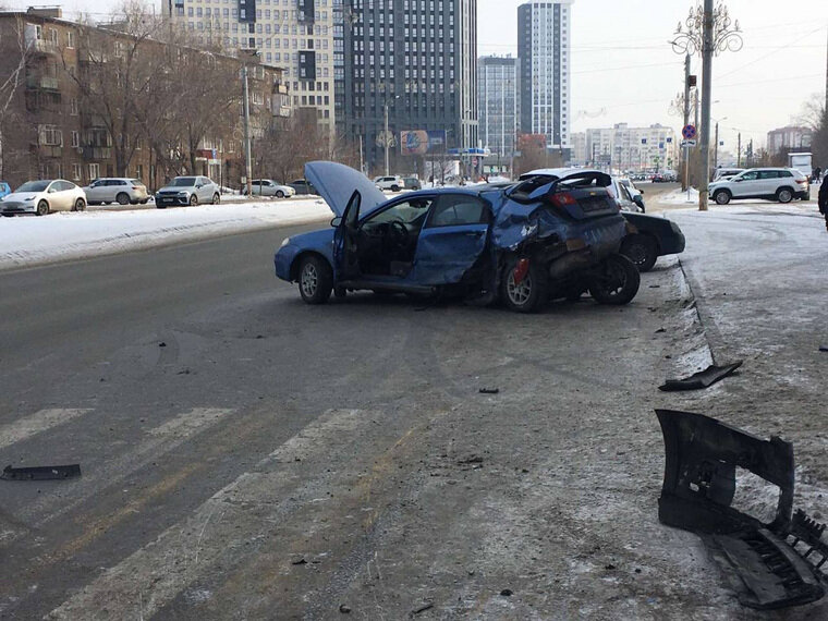    В результате ДТП автомобиль «Шевроле Лачетти» въехал в столб и ограждение