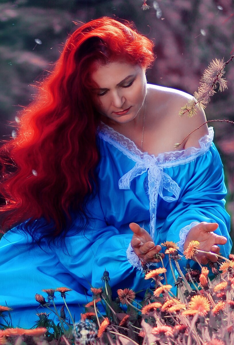 Уверенность в том, что уже родилась с иголкой в одной руке и тканью в другой, никогда не покидала меня.   Возможно, это передалось генетически. Ведь моя семья уже не в первом поколении занимается творчеством, поэтому мои начинания всегда поддерживались.
В детстве, как и большинство девчонок того времени, шила одежду для куколок и пупсиков, ставила спектакли для малышни по собственному сценарию. В школе мечтала вырасти и стать знаменитым кутюрье, придумывала и рисовала эскизы платьев. Как же много ткани ушло в мусорное ведро, спасибо маме за терпение. Позже окончила Санкт-Петербургский университет технологии и дизайна. Увы, мечта оставалась только мечтой много лет.
Вплотную заняться костюмами подтолкнула личная трагедия.
Сначала  получалось неказисто, училась на собственных ошибках и делала выводы. Ниже фотографии самых первых шагов по стезе дизайнера.