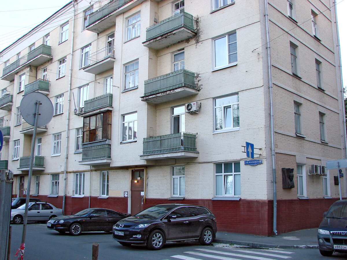 Дом в Москве по адресу 1-й Колобовский переулок-2, в котором жил И.В. Ильинский. Фото Игоря Алексеева. 19 июля 2010 г.