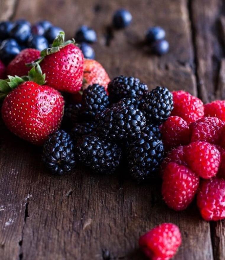 Ягоды - главные герои начала лета! Можно бесконечно петь им дифирамбы за положительное влияние, которое они оказывают на наш организм! ⠀
Они укрепляют иммунитет, способствуют хорошему пищеварению и помогают в профилактике сердечно сосудистых заболеваний. Большинство витаминов и минералов, входящих в состав ягод, замедляют процесс старения организма.
⠀
🍒Очищая организм изнутри, ягоды способствуют улучшению цвета лица и состояния кожи, помогают поддерживать ее упругость.
⠀
Малина, например, очищает кишечник от шлаков, токсинов и холестерина, за счёт содержащимся в ней пектинам☝🏻 А клубника, богатая витамином С и кверцетином, способствует нормализации сердечного ритма, помогает поддерживать сосуды и уровень коллагена в норме.
⠀
🍓В одном стакане ягод в среднем 50 калорий😍 и они , при этой легкости, очень питательны: достаточно всего несколько ягод клубники и ежевики, полстакана смородины или голубики, чтобы удалить голод! ⠀
Наш организм способен усваивать практически все витамины и микроэлементы ягодовых.
⠀
☝🏻Употреблять рекомендуем в сыром виде и без сахара, чтобы не аннулировать весь благотворный результат!
⠀
⠀
Ю'Бьюти | Клиника красоты на Арбате
🚩Гоголевский Бульвар, 29
🌐 u-beauty.ru