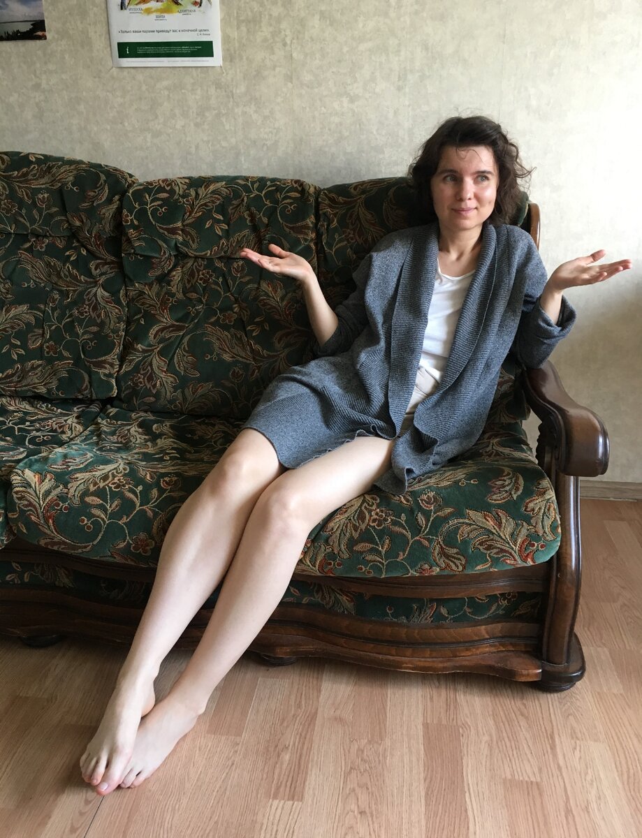 Вот под этот диван постоянно залетала оса