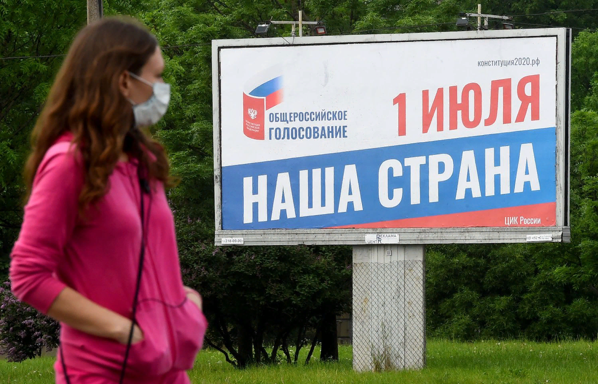 Женщина проходит мимо плаката о конституционной реформе в Санкт-Петербурге 10 июня.OLGA MALTSEVA / AFP