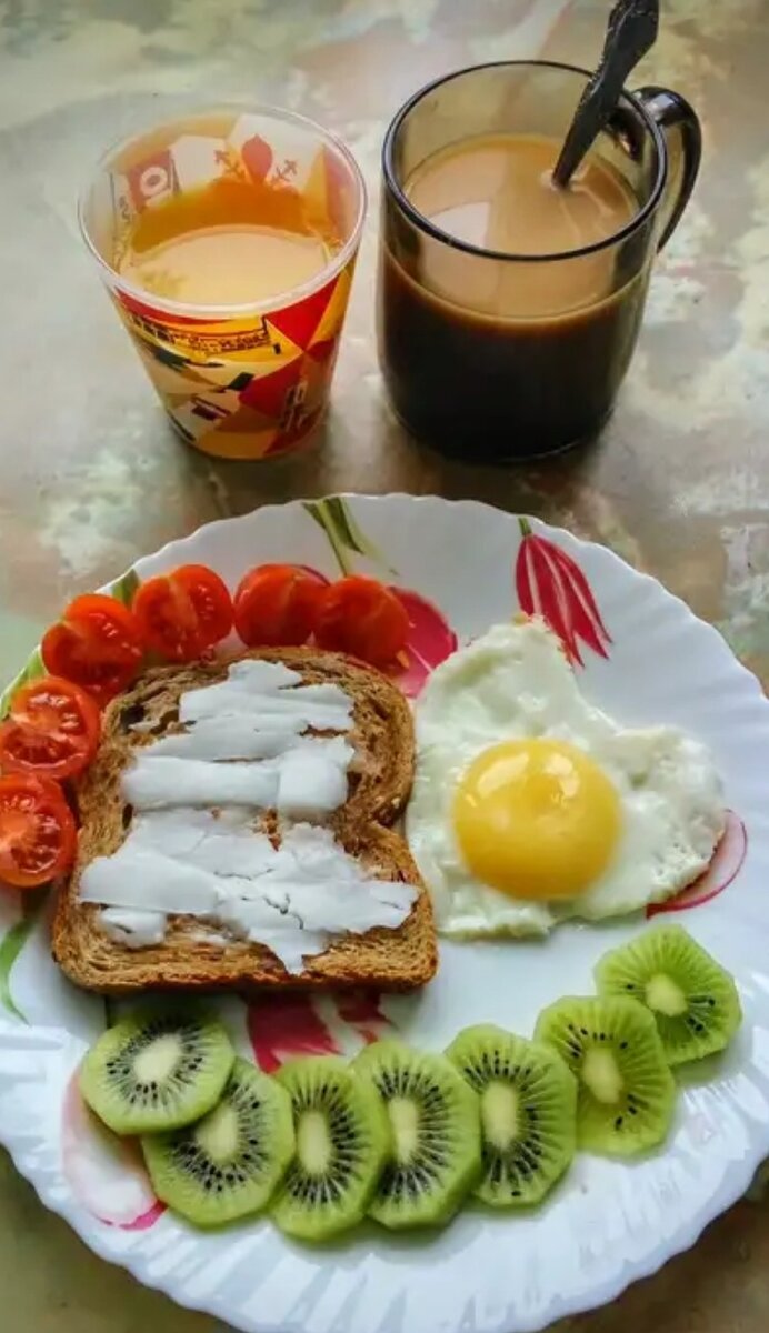 Яйцо с помидорами и хлебом(киви десерт) 