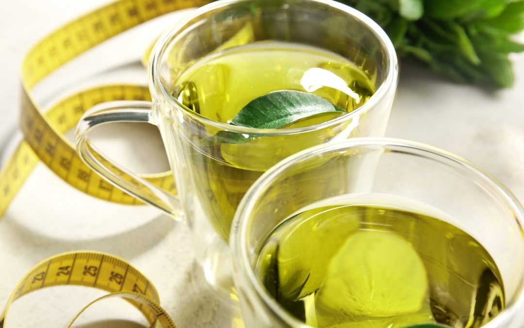 Зеленый чай – один из самых полезных напитков. Исследования доказали, что зеленый чай содержит огромное количество антиоксидантов, которые способствуют сжиганию жира и ускоряют обмен веществ.

Лучшее время для чая – сразу после завтрака и в обед, поскольку в это время наблюдается самая высокая скорость метаболизма. Зеленый чай поддерживает метаболизм на высоком уровне, что способствует лучшему пищеварению.

6. Используйте сывороточный протеин
Сывороточный протеин – очень сытная пища, с который вы долго не будете ощущать голода. Это помогает избежать вредных перекусов и помогает снизить уровень жировых отложений. Наблюдения показывают, что люди, регулярно использующие сывороточный протеин, в целом потребляют меньше калорий.

Вопреки всеобщему мнению, такой протеин создан не только для тех, кто всерьез занимается спортом. Он также рекомендован к ежедневному потреблению людям с низкой и средней физической активностью.

7.    Не ешьте фаст-фуд
Вы не перестаете задаваться вопросом, как же похудеть поскорее, но при этом постоянно едите фаст-фуд? Чем меньше в вашем рационе такой еды, тем меньше вы потребляете калорий. Пусть вам кажется, что еда из фаст-фуда – это очень удобно, но есть ряд причин, по которым от нее стоит отказаться.

Фаст-фуд, а также газированные напитки (Кола, Пепси) и снэки – это еда с «пустыми калориями». В ней нет биологической ценности и при этом она ОЧЕНЬ калорийна! От таких перекусов – один вред. Но они очень соблазнительны, поэтому мы советуем отказываться от них постепенно. Если вам это дается с трудом, попробуйте приготовить такие же блюда дома из низкокалорийных ингредиентов.

8.    Пейте воду с лимоном и медом по утрам
Проснувшись, выпивайте чашку теплой воды с медом и лимоном. Это совсем не сложно и при этом эффективно в борьбе с лишним весом. Этот напиток ускоряет метаболизм, и выпивая его на голодный желудок, вы настраиваете свой организм на режим сжигания жира с самого утра.

9. Ешьте фрукты, а не пейте
Сок часто называют полезным продуктом, однако важно помнить, что он не относится к низкокалорийным напиткам. 250 мл апельсинового сока содержит 110 калорий, что равнозначно двум апельсинам. Немногие из нас съедают за день два фрукта, но если у нас под рукой есть сок, то мы обычно пьем больше одного стакана!

10. Пейте воду вместо других напитков
Вода не содержит калорий. Когда вам хочется пить, пейте воду вместо соков и лимонадов – и пусть это войдет в привычку!

Занимайтесь спортом