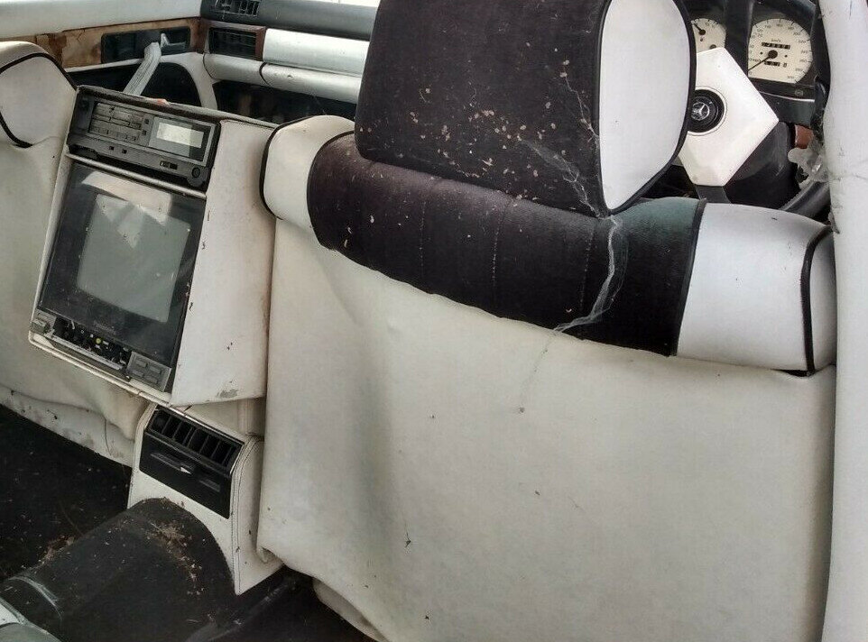 При всем старании и любом финансовом благополучии вы не смогли бы заказать 1000SEL ни в одном из представительств Mercedes. В Штутгарте вообще не занимались сборкой этого автомобиля. Собирался он тюнинговыми компаниями Kugok, Styling Garage, Trasco и Gemballa.Что же касается конкретно тюнинга, то телевизор и видеомагнитофон подразумевались по определению. Во внешности 1000SEL море хрома. Можно было заказать настоящее золото! Позолоченные колесные диски, бамперы, молдинги и даже выхлопная труба были самым обычным делом. Еще автомобиль выделялся бумерангообразной антенной на багажнике. Шильдик 1000SEL означал, что пока клиент платил за проект, возможно было все. Кстати, одна из таких машин была сделана персонально для Касея Хуссейна, сына Саддама. https://www.abw.by/novosti/used_cars/207518