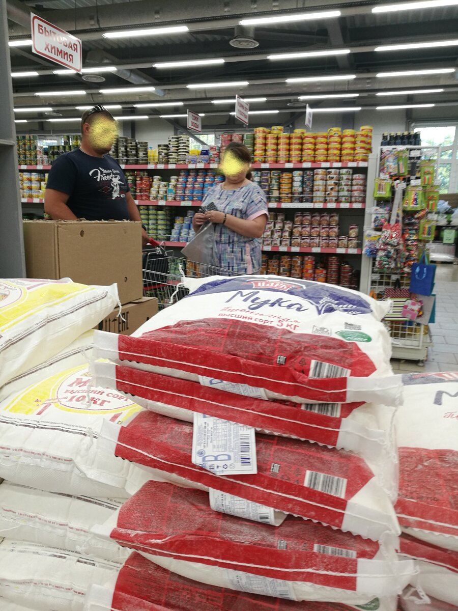 Мучки надо взять! Булочек напечь! Давно булочек че-та не пекли. Все пельмени да вареники. 