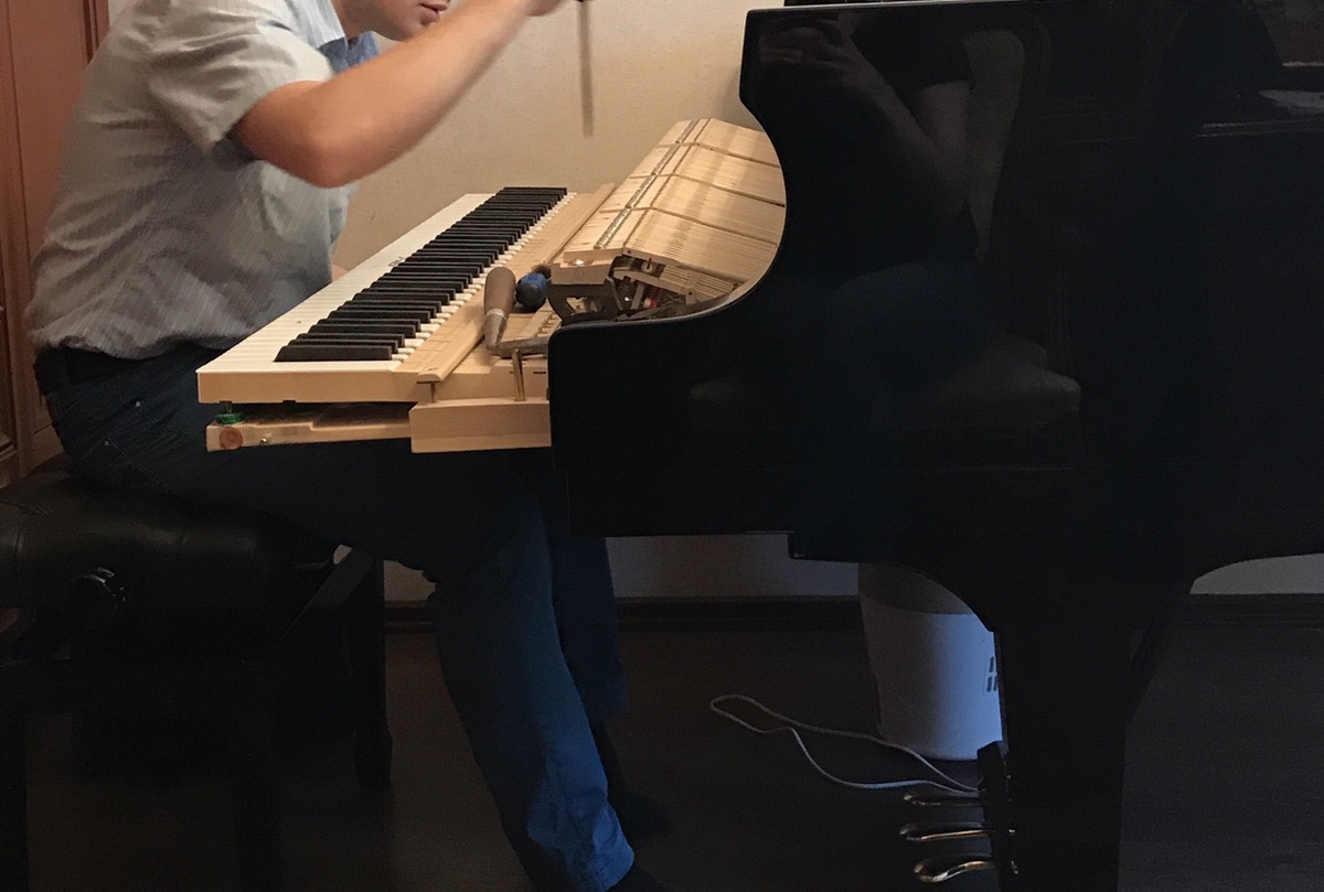 Мой настройщик настраивает мой рояль :)