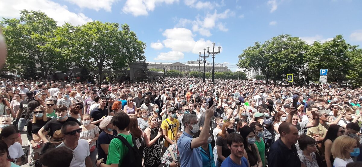 Жители Хабаровска устроили масштабную акцию в поддержку губернатора Хабаровского края Сергея Фургала, арестованного 9 июля. По предварительным данным, на улицы вышли около 35 тысяч человек.