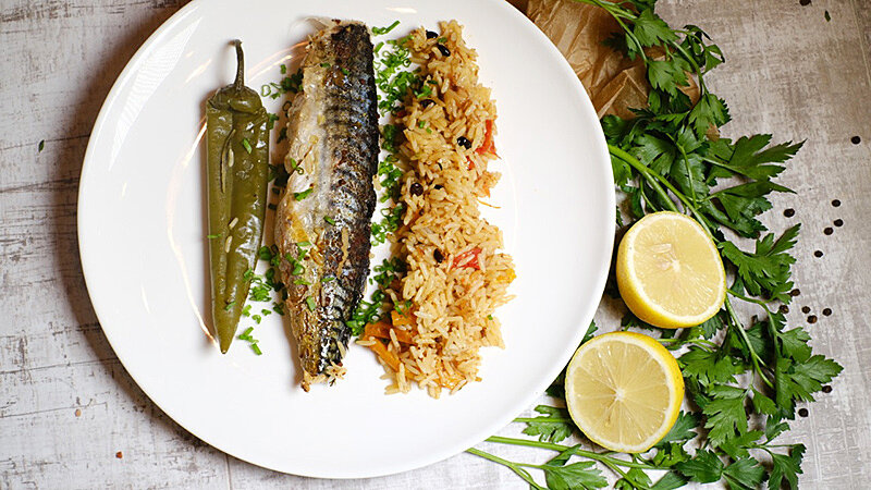 Запеченная скумбрия с ароматным рисом и пряными овощами