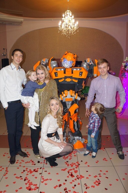 Не замечаешь как стали стремительно лететь юбилеи один за другим - вот 50, вот уже 55, (и откуда не возьмись сейчас уже 60 !)... Наши дети и внуки поздравляют бабулю...