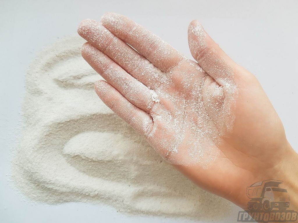 В составе кварцевого песка очень много пылевидных частиц, которые пачкают руки