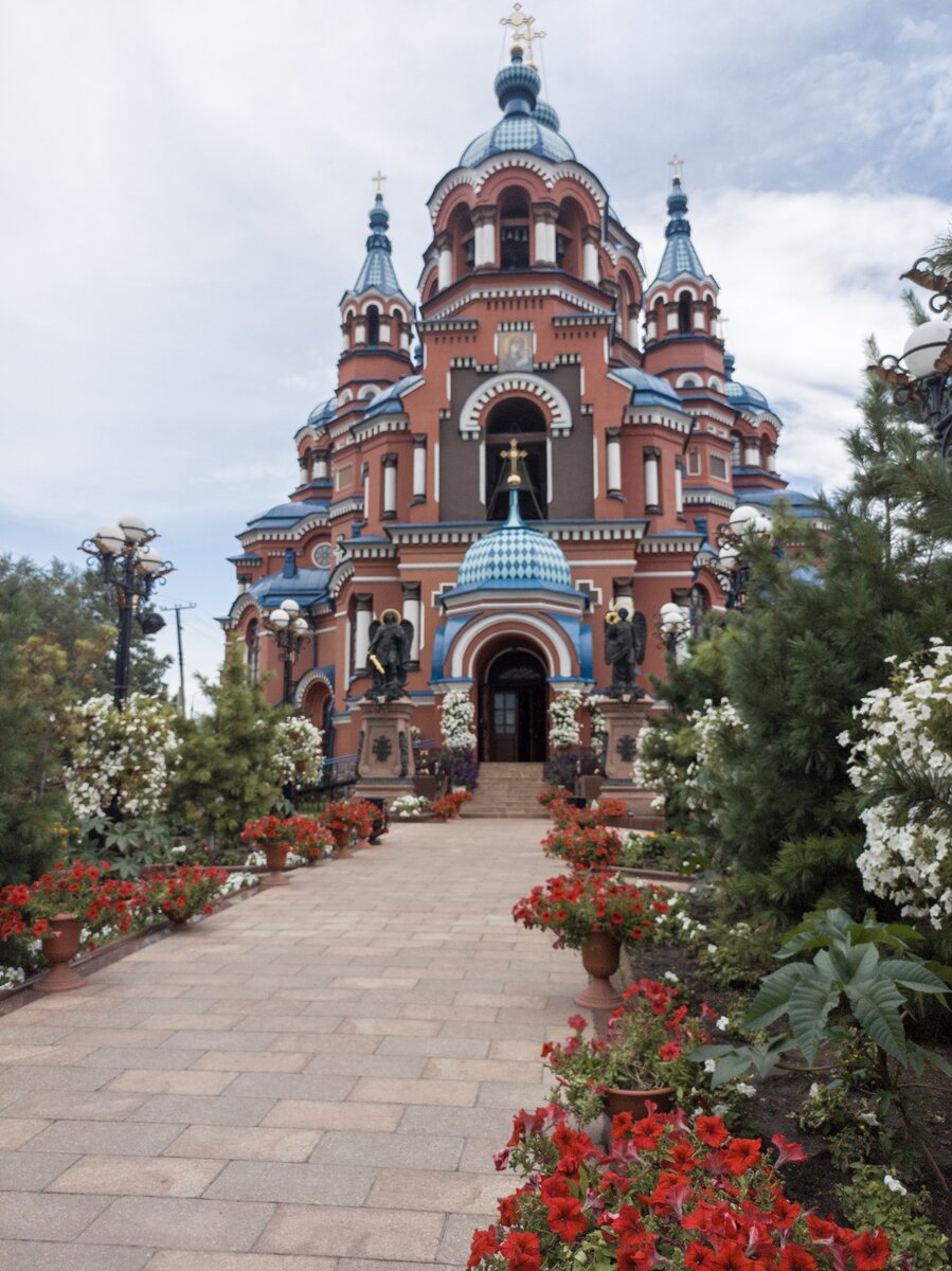 Сады города иркутска. Церковь Казанской Божьей матери Иркутск. Кафедральный собор Иркутск. Казанский собор Иркутск. Покровский собор Иркутск.