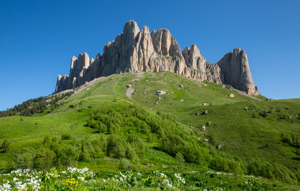 Большой Тхач и рядом куэсты поменьше.