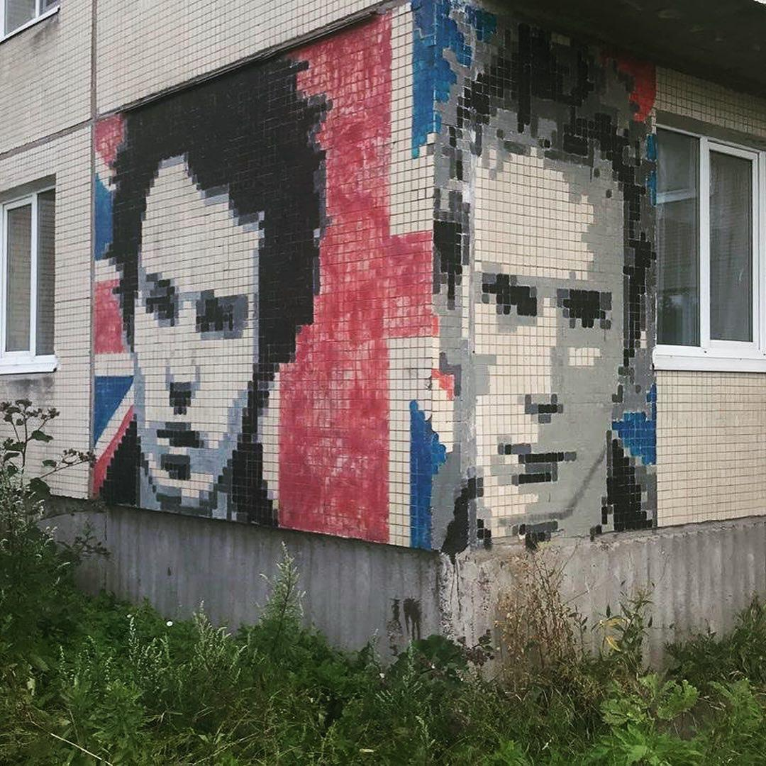 Уникальный арт-объект в 50 км от Петербурга. На панельных домах изобразили легенд рока