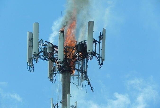 Сжигание вышек 5G - странное явление, происходящее по всему миру.