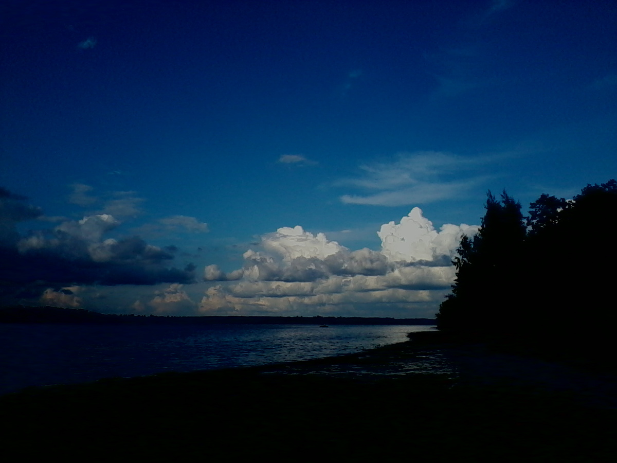 А это под деревней Алексино в 1 км от Наволок - снято против света на простой телефон-мыльницу. 