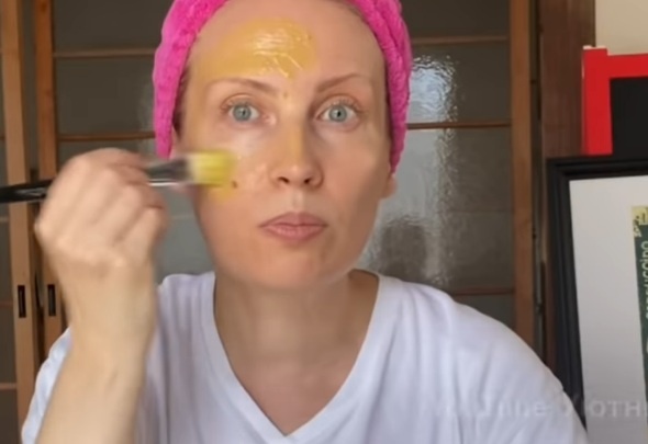 Я бы никогда не поверила, что морщины могут так легко исчезать. Помог простой домашний способ.